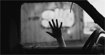 美7歲男童「頭卡在車窗」窒息亡　母親疑吸毒昏睡前座遭控謀殺罪