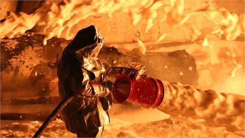 烏克蘭成煉獄！俄軍「轟炸油庫」大火狂燒驚人畫面曝光