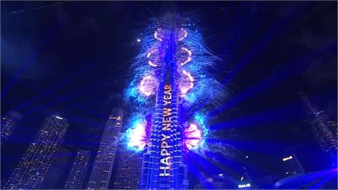 迎接2026！　巴黎凱旋門璀璨煙花　倫敦眼化身七彩火環