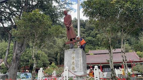 快新聞／矗立49年　梨山賓館前蔣介石銅像今拆除