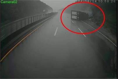 滂沱大雨車禍頻傳！　大貨車自撞護欄、聯結車「折甘蔗」打橫占國道