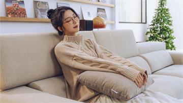 坐沙發姿勢不良恐傷頸肩:專家建議選擇高背沙發減壓放鬆