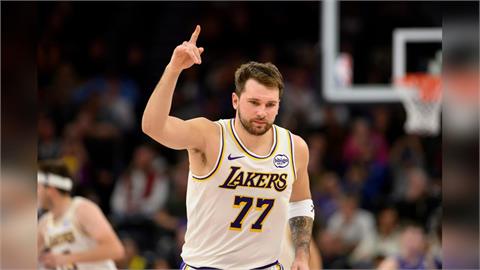 NBA(影)／「東七七」演出瘋狂助攻！運球穿襠過人後妙傳完成空中接力灌籃