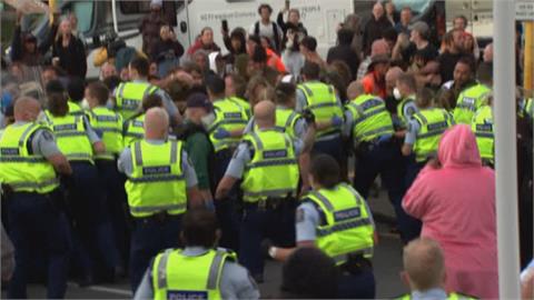紐西蘭反防疫示威　3名警察遭潑酸性物質攻擊