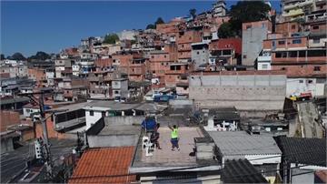 巴西疫情慘重設門禁 健身教練上屋頂帶鄰居運動