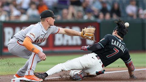 MLB(影)／鐵頭功啊！卡仔衝壘狂奔「沒戴頭盔」頂飛外野回傳球變「另類場內轟」