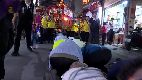 苗栗山邊媽逢甲夜市「三媽合體」　兩信眾疑因搶獻花揮拳互毆
