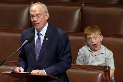 快新聞／幽默！美國眾議員國會嚴肅演說　兒子背後扮鬼臉笑翻網友
