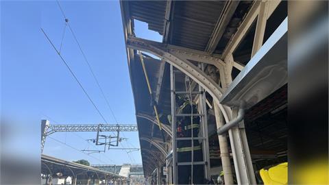 快新聞／台南火車站驚傳火警！月台「屋頂冒煙」破洞　消防員急滅火