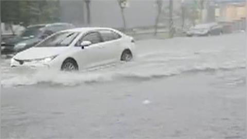 彰化下暴雨！咕嚕咕嚕　馬路變水路　民生地道淹水車拋錨