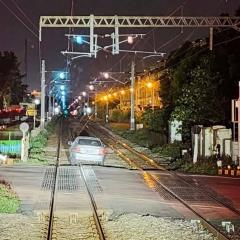 中壢轎車卡鐵軌癱瘓南北列車　駕駛移送法辦