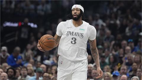 NBA(影)／獨行俠處女秀繳出神獸數據卻傷退　AD談傷勢：不要緊，我很好