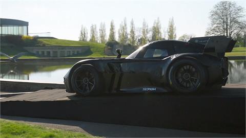 飛天車、水陸兩用車不夠看！　英國車廠開發純電動賽車　車底朝天都能開