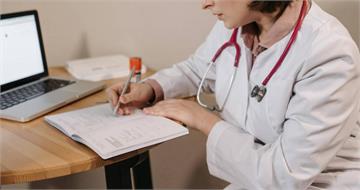 診所只收現金他批「活在80年代」　醫師親解關鍵：不是逃漏稅