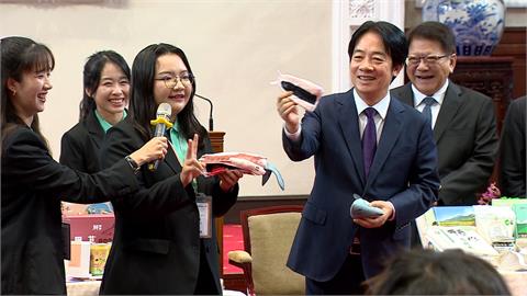 賴總統見虱目魚超有感　拆解魚娃娃當「道具助手」有模有樣