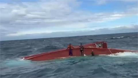 台東富岡漁港外海6公里漁船翻覆　3人落海「泡水2小時」