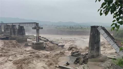 印度北部暴雨橋斷　雨季淹水災民無奈