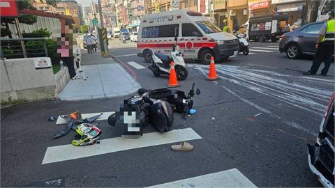 快新聞／高雄鳳山車禍！救護車急診室前撞飛騎士　驚險畫面曝
