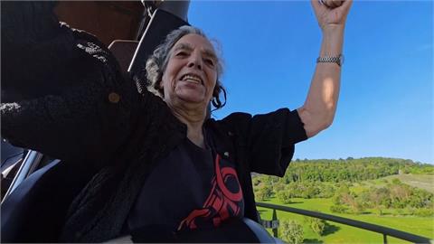 超奇特伸展法！　德國85歲阿嬤搭雲霄飛車舒緩背痛