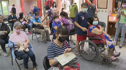 日本第六度捐贈台灣疫苗　30萬劑AZ運抵台灣