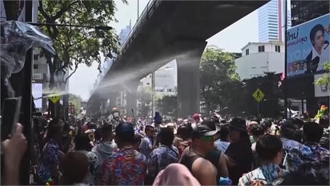 打水仗！泰國潑水節登場　遇中東戰事店家業績不振
