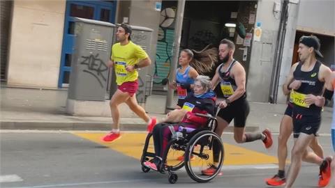 推母親輪椅跑馬拉松　西班牙跑者創最快世界紀錄