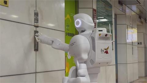 台南市府新員工上工！ 機器人「小白」服務市民引熱議