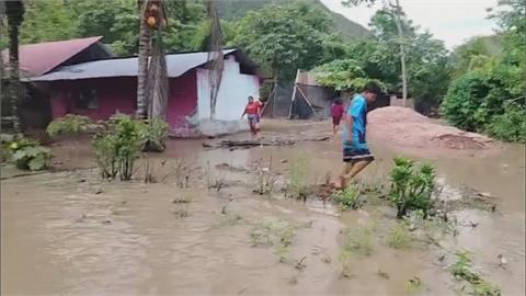 秘魯暴雨釀土石流！ 智利洪水轎車遭沖「倒退嚕」