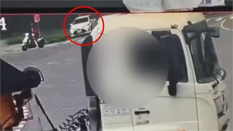 無預警！高雄「水溝蓋吃車輪」　恐越陷越深緊急報案請吊車支援