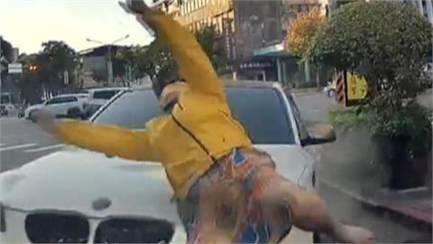 台北大街警匪追逐! 嫌遭攔查「加速逃逸」失控撞2機車、1汽車