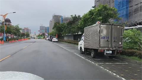 停車一位難求　停車場出入口處竟也畫有「車格」