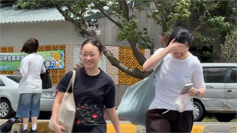 楊柳颱風帶來「角隅效應」　文化大學風勢強人站不穩