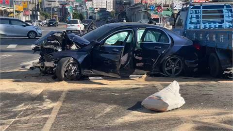 快新聞／嘉義西區轎車自撞分隔島「安全氣囊爆開」車頭全毀　4人受傷送醫