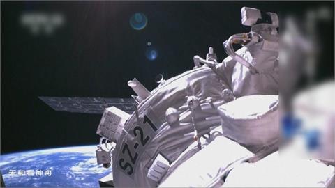 悲劇了...前一天才大啖牛排烤雞慶祝交接　神舟20號疑撞上太空垃圾延遲半年回到地球