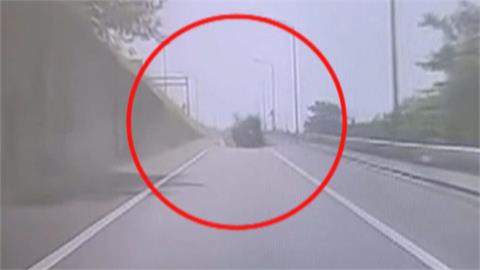 3人沒繫安全帶　返家「幫家人慶生」國道翻車5人傷