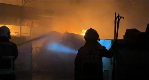 快新聞／台中干城市場暗夜惡火　消防人車急赴現場灌救