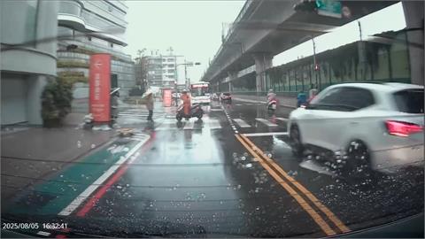 幽靈手推車路上跑害騎士摔　凶手找到了！是黑貓宅急便