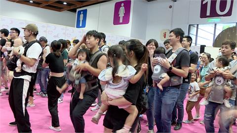 台北國際婦幼展連假登場　新手爸爸背小孩跳韓舞成焦點