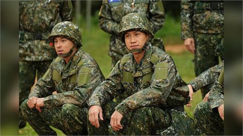 阿夫《九條好漢》筆記本藏心情  從軍心情隨手寫成創作靈感