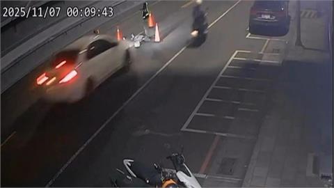 事發畫面曝！人孔蓋檢修工人遭撞飛　駕駛：警示號誌距施工點僅幾公尺