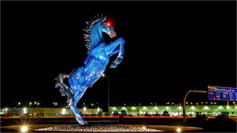 全球最神秘機場「非人類」藏地下空間?空拍跑道驚見「卍」惡魔藍馬奪命