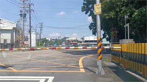阿里山林鐵遮斷桿故障　車輛全堵在平交道前