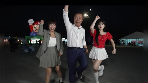 台灣燈會嘉義登場　縣長翁章梁帶女星、韓啦女神同遊燈會