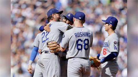 MLB(影)／無失分謝幕！柯蕭例行賽最終戰完美退場　隊友獻上擁抱全場觀眾起立歡呼