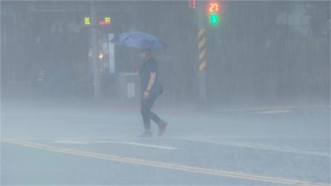 快新聞／豪、大雨擴大全台17縣市　台北萬華一級淹水警戒
