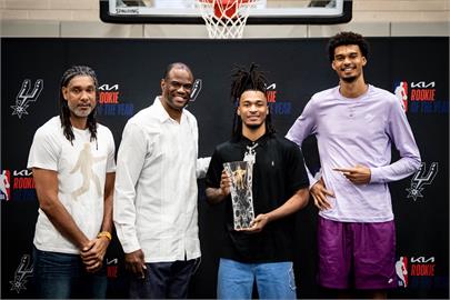 NBA(影)/這畫面太華麗!馬刺世代傳承文班亞馬、鄧肯和羅賓森齊聚一堂!