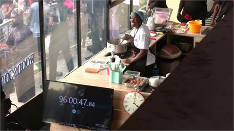 煮菜逾100小時不間斷！奈及利亞女廚打破世界紀錄　創舉瞬間嗨翻全場