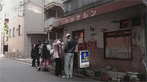 「布丁出名」東京咖啡店座無虛席　忙翻！80歲老闆變網紅直呼想休息
