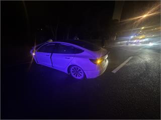 【有片】深夜恍神釀禍！特斯拉國1南崁路段猛撞護欄 車頭全毀