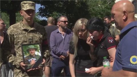 等不到的婚禮！烏克蘭士兵承諾戰後結婚卻殉職　未婚妻葬禮上淚崩畫面曝